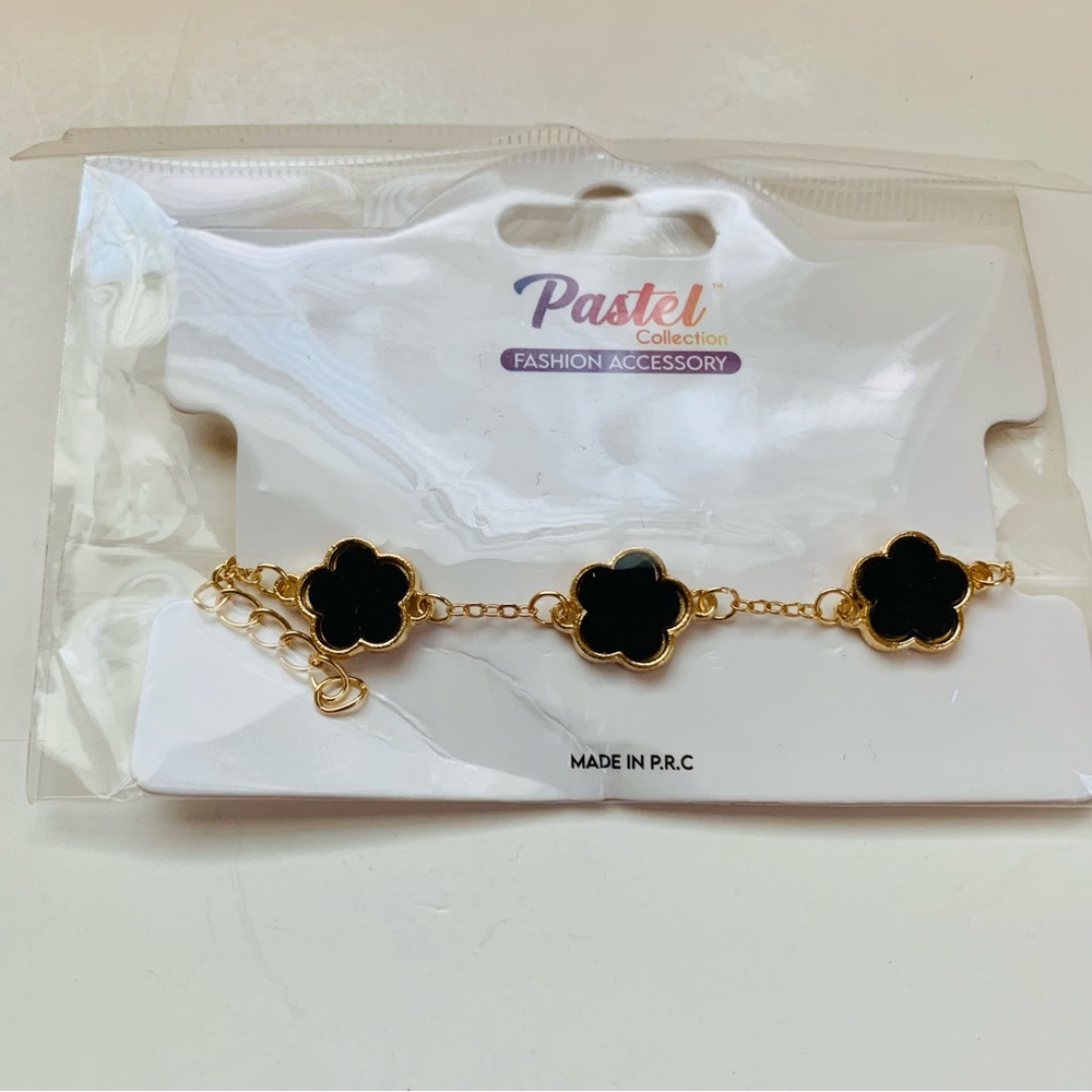 Five Leaf Clover
Design Motif
Bracelet Elegant Goldtone and Black Flower NWT - Picture 3 of 4